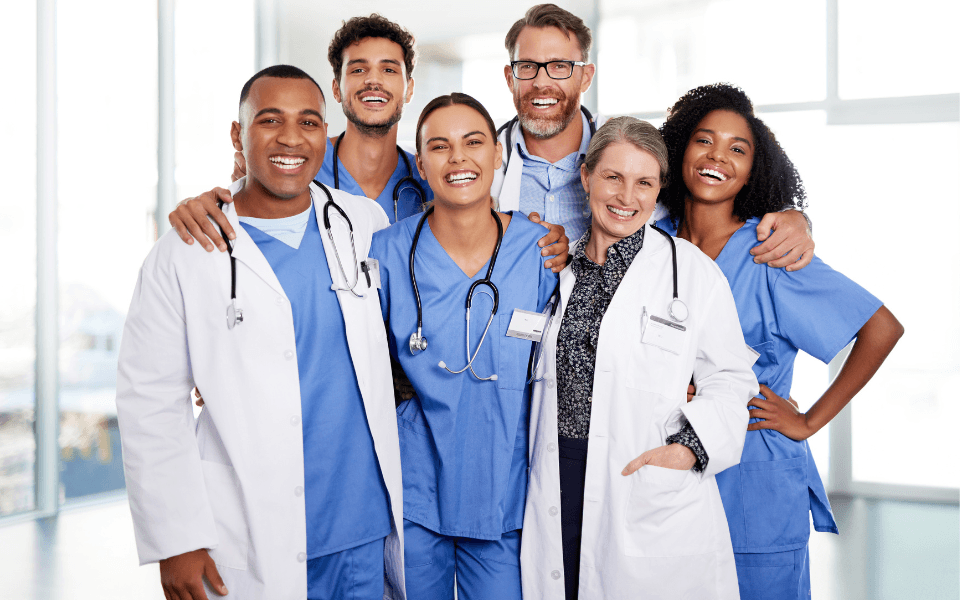 Equipe de profissionais motivados e produtivos, analisando gráficos de melhoria, representando os benefícios da implementação do Sistema Toyota de Produção em empresas de serviços.