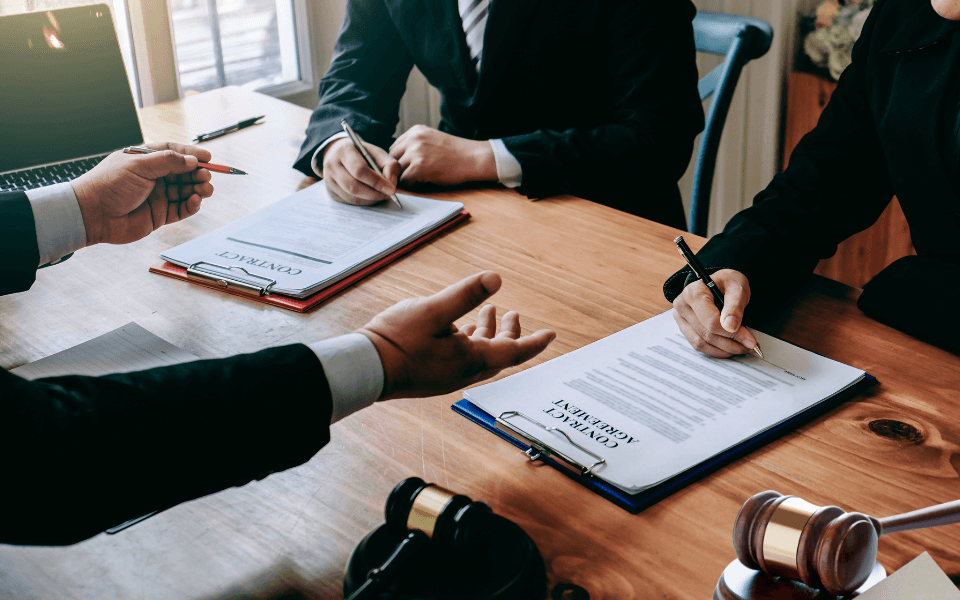 Equipe de advogados revisando contratos em blocos menores, aplicando o conceito de produção em pequenos lotes para otimizar tempo e qualidade.
