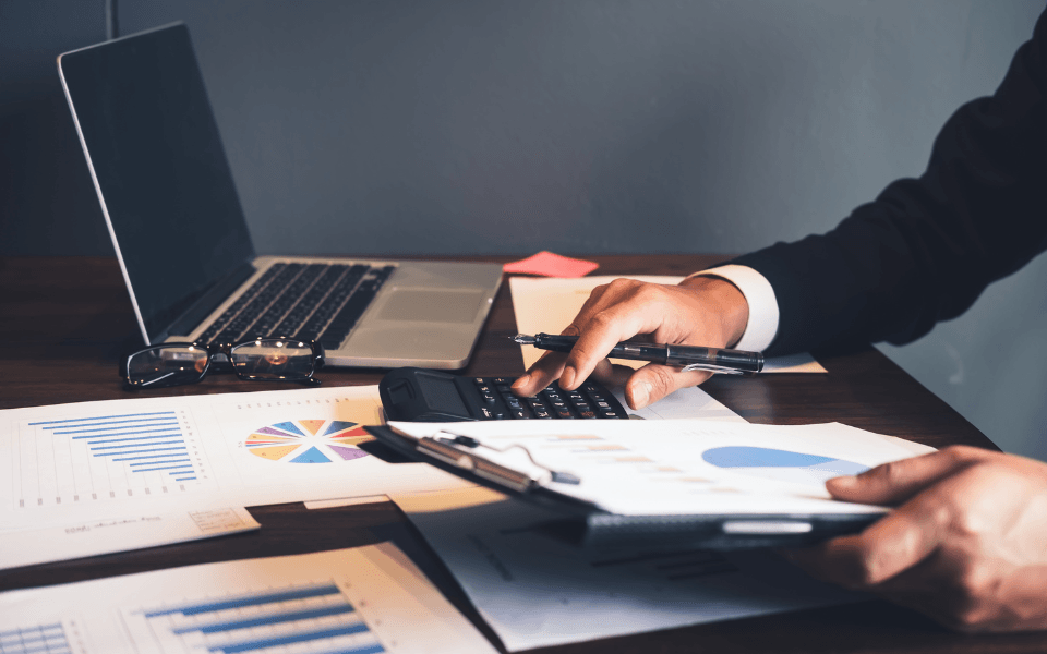 Profissional de contabilidade organizando documentos e utilizando um checklist digital para reduzir o tempo de preparação e aumentar a produtividade