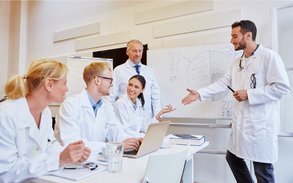 Colaboradores de uma clínica odontológica participando de um treinamento interno para melhorar atendimento ao cliente e aumentar a eficiência dos processos