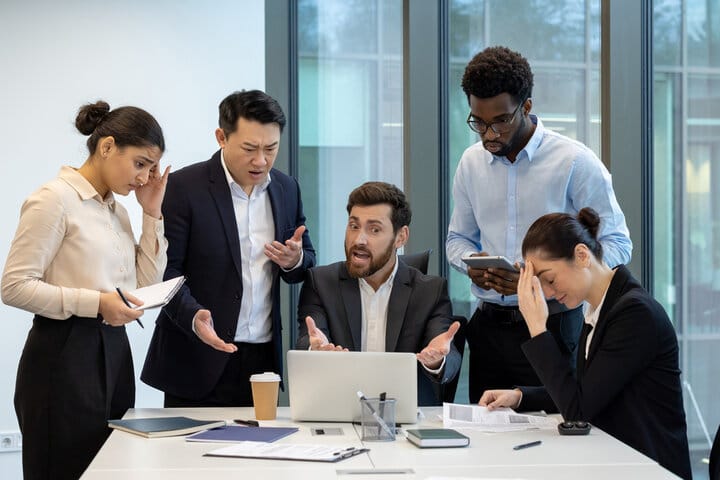 Colaboradores tentando se comunicar sem sucesso em uma reunião corporativa.