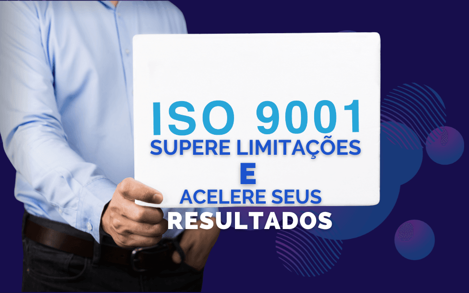 Empresário apresentando o título da ISO 9001