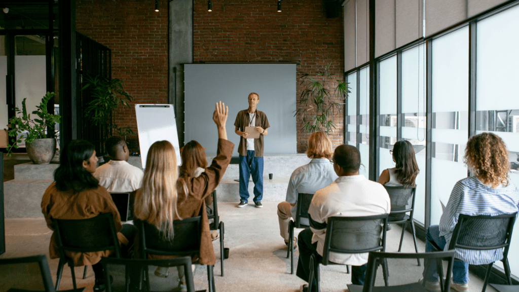 Liderança engajada promovendo cultura de melhoria contínua na empresa.